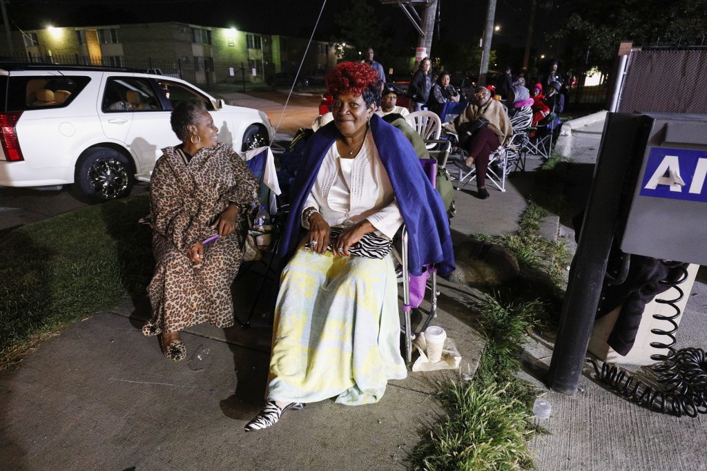 Aretha Franklin fans line up outside Greater Grace Temple at 2:30 a.m., hoping to be one of the thousand members of the general public allowed in to the singer’s funeral. Aretha Franklin fans line up outside Greater Grace Temple at 2:30 a.m., hoping to be one of the thousand members of the general public allowed in to the singer's funeral. (Bill Pugliano/Getty Images)
