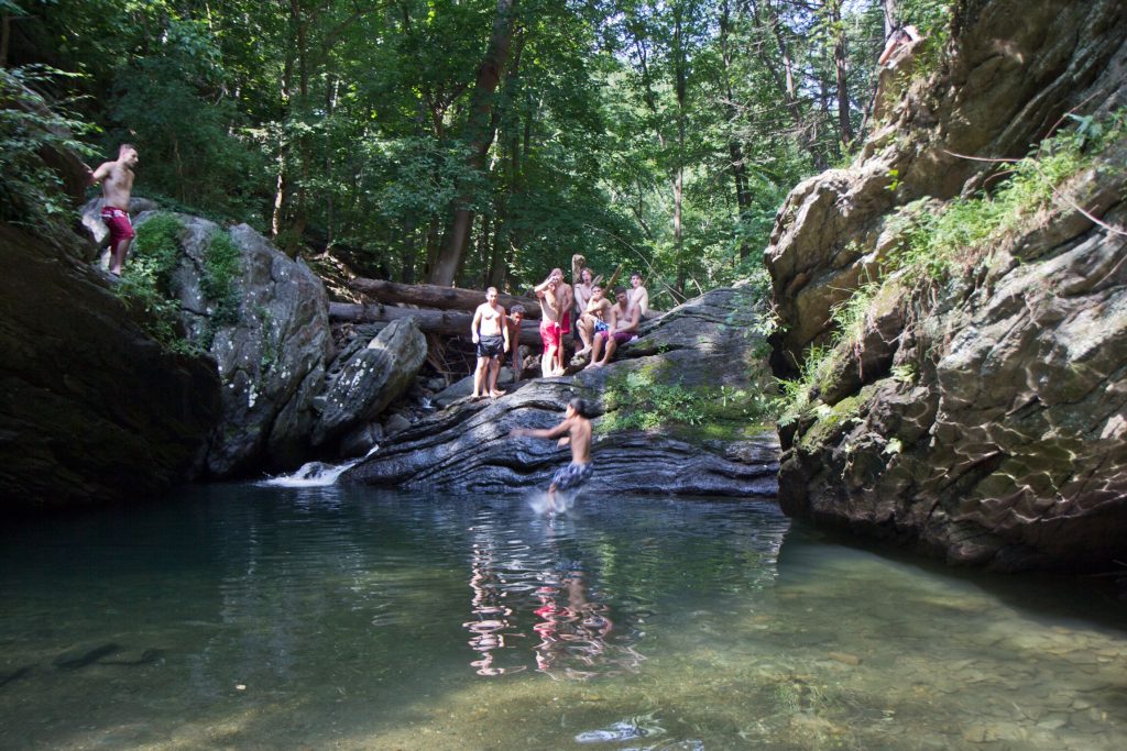 mp3QeY8g Devil's Pool is hidden away in Wissahickon Valley Park, but most locals know how to find it. (Kimberly Paynter/WHYY)