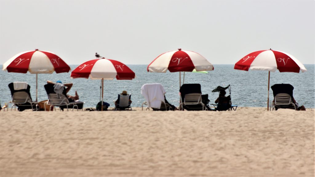 IMG_6540 Beach goers taking in the sun. (Bill Barlow/for WHYY)