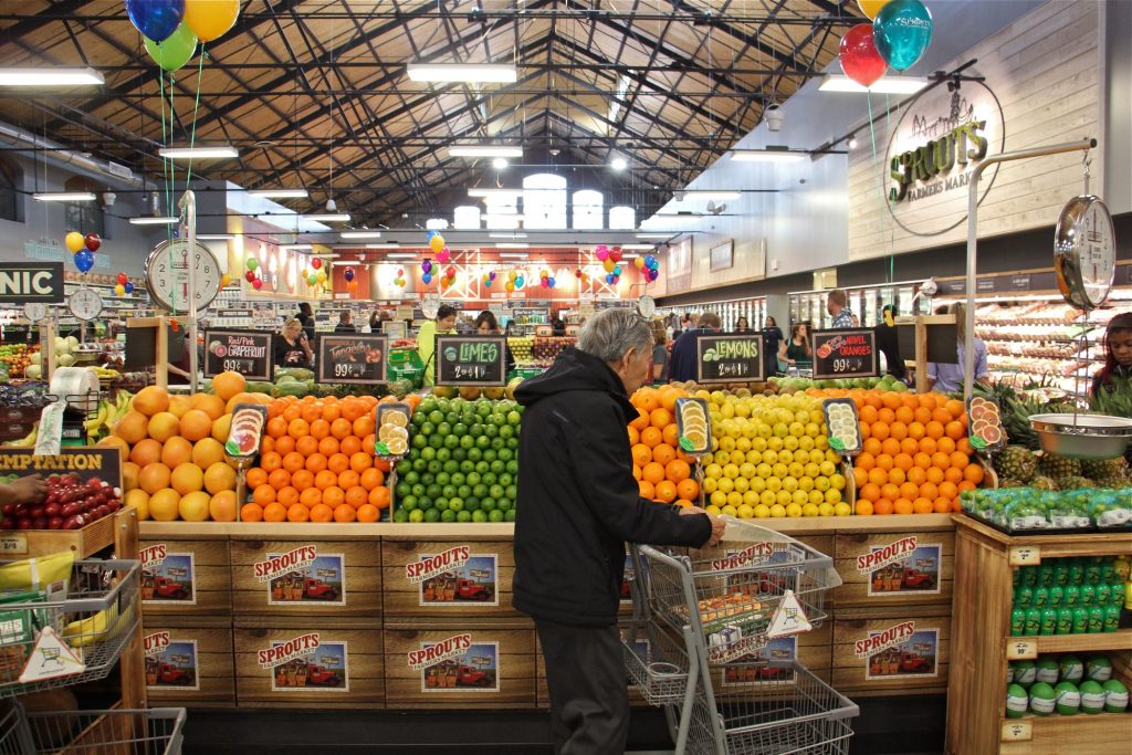 2018 09 19-e lee-philadelphia sprouts market south broad-grand opening A shopper browses the produce at the new Sprouts market on South Broad Street. (Emma Lee/WHYY)