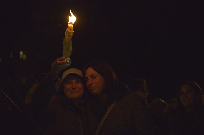 Hundreds of Philadelphians stand in solidarity with the Pittsburgh Jewish community during a vigil at Rittenhouse Square, on Saturday. (Bastiaan Slabbers for WHYY)