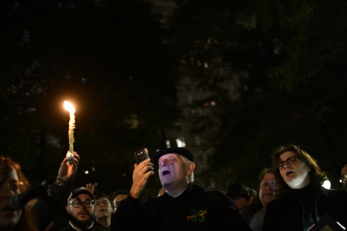 Hundreds of Philadelphians stand in solidarity with the Pittsburgh Jewish community during a vigil at Rittenhouse Square, on Saturday. (Bastiaan Slabbers for WHYY)