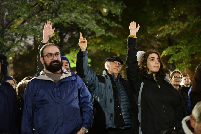 Hundreds of Philadelphians stand in solidarity with the Pittsburgh Jewish community during a vigil at Rittenhouse Square, on Saturday. (Bastiaan Slabbers for WHYY)