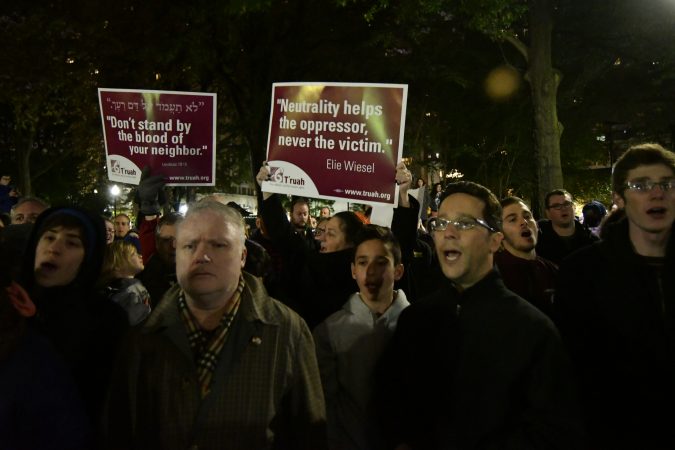 Hundreds of Philadelphians stand in solidarity with the Pittsburgh Jewish community during a vigil at Rittenhouse Square, on Saturday. (Bastiaan Slabbers for WHYY)