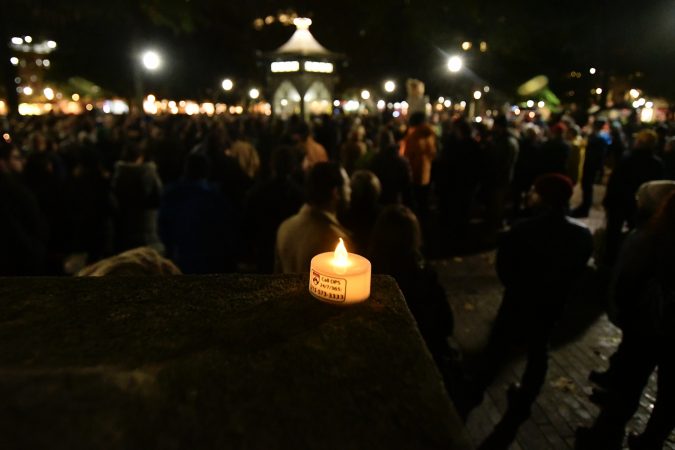 Hundreds of Philadelphians stand in solidarity with the Pittsburgh Jewish community during a vigil at Rittenhouse Square, on Saturday. (Bastiaan Slabbers for WHYY)
