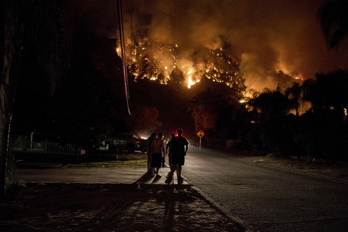 CA: Holy Fire Burns for the Fourth Straight Day Residents watch as the 18,137 acre Holy Fire burns around them for the fourth day in Lake Elsinore, California in the early morning on August 10, 2018. (Photo by Christian Monterrosa / Sipa USA)(Sipa via AP Images)