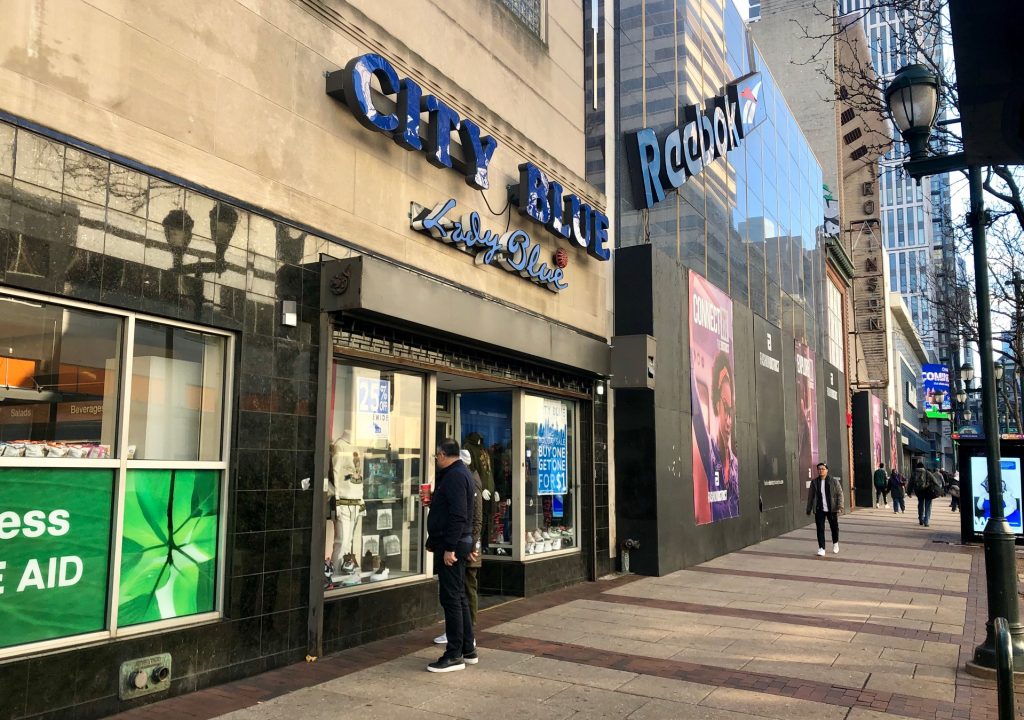 Shoppers gaze into the window of City Blue in Center City Philadelphia (Darryl C. Murphy/WHYY).