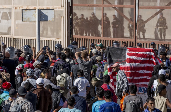 Migrants on the border with the USA dpatop - 26 November 2018, Mexico, Tijuana: Migrants face security forces on the border with the USA. In the Mexican border town of Tijuana, numerous migrants have tried to illegally cross the border to the USA. Photo by: Omar Martinez/picture-alliance/dpa/AP Images