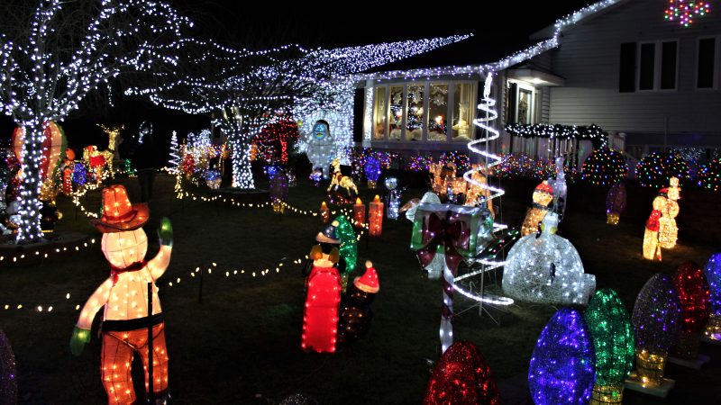 The Yard Family's big display in Absecon, N.J. (Bill Barlow/for WHYY)