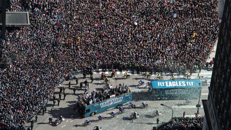 The Eagles turn the corner onto the Ben Franklin Parkway where thousands of fans gathered for the Super Bowl parade on Feb. 8, 2018. (Emma Lee/WHYY)