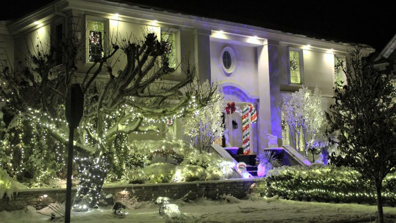 One of the mondern homes lit up in Margate, N.J. (Bill Barlow/for WHYY)