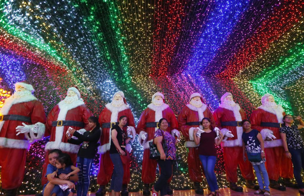 Filipinos pose for souvenir shots at the 