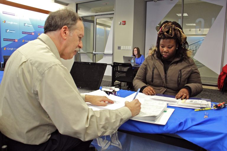 2019-01-18-e-lee-marshal-granor-latashah-sharp-philadelphia-national-constitution-center-free-loans-to-federal-employees-768×512 Marshal Granor of the Hebrew Free Loan Association writes a check for $1,250 to Latashah Sharp, a federal employee who has fallen behind on her rent since the government shutdown began. An employee of the Transportation Security Administration at Philadelphia airport, Sharp has continued working without pay. An anonymous $500,000 donation made the interest free loans to federal employees possible. (Emma Lee/WHYY)