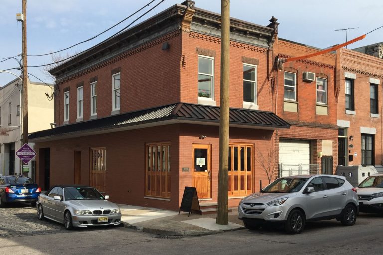 Rowhouse Grocery in Point Breeze (Alfred Lubrano/Philadelphia Inquirer) 