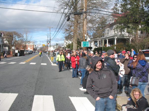 Crowds gather on Broad Street in Middletown just before 1 p.m. (John Mussoni/WHYY)