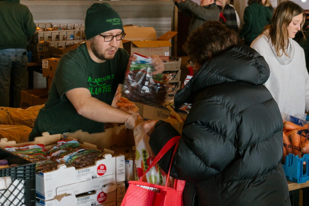 IMG_1723 Philabundance volunteer Craig McCann hands out grapes as part of the Emergency Market for federal employees effected by the government shutdown. (Courtesy of Jonathan Gonzalez for Philabundance)