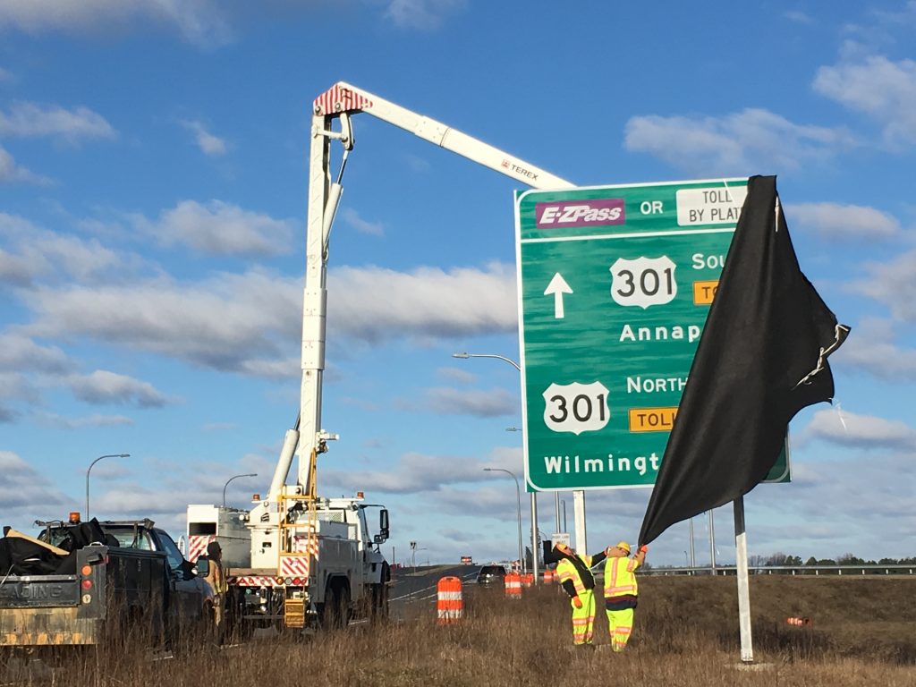 Rt. 301 Workers unveil signs directing drivers to the new Route 301 near Middletown. (Mark Eichmann/WHYY)