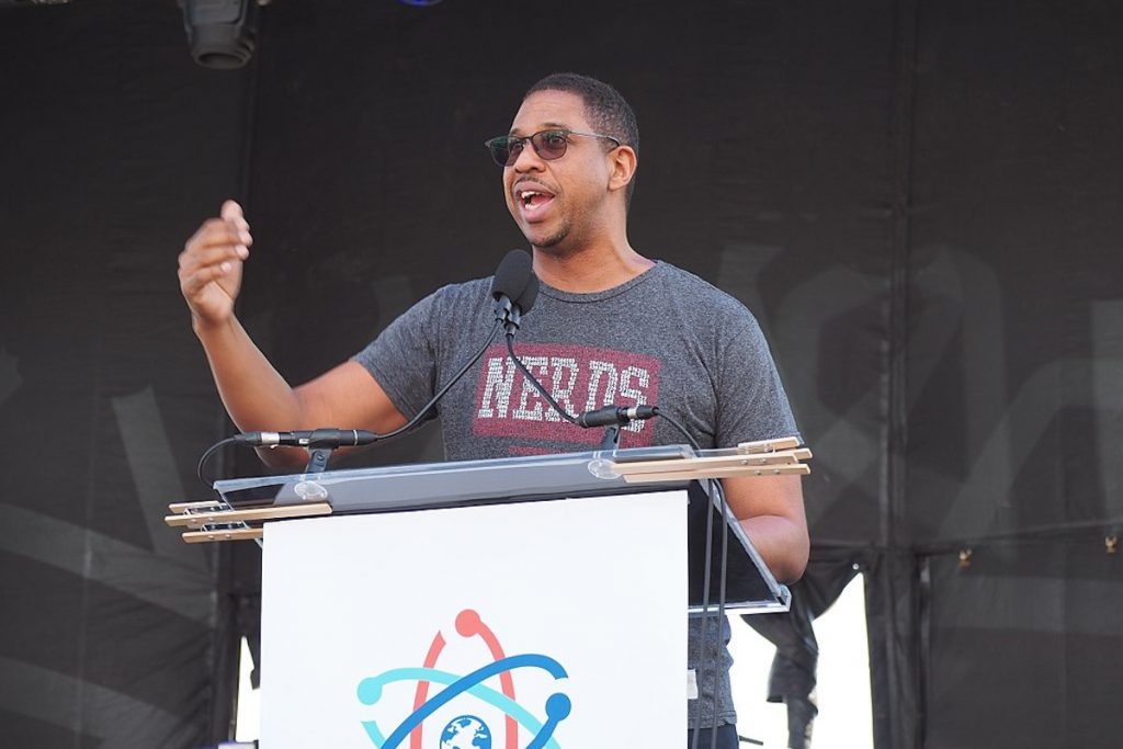 1024px-Hakeem_Oluseyi_4140177 Dr. Hakeem Oluseyi at the March for Science. Image: S L O W K I N G via Wikimedia Commons