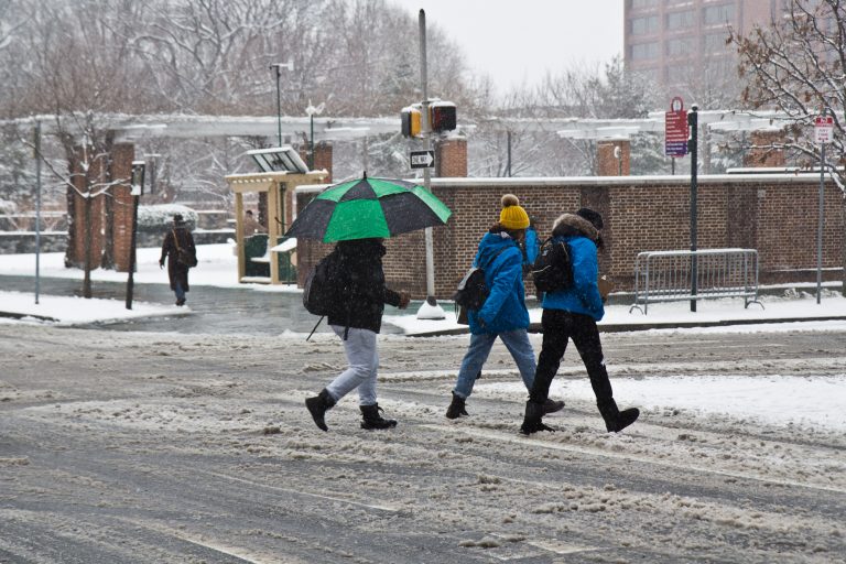 Snowy conditions around Independence Hall. (Kim Paynter/WHYY)