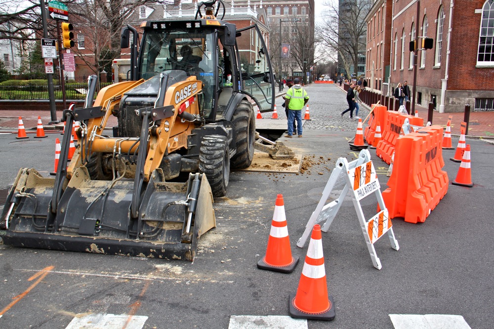 2019 03 29-e lee-philadelphia 5th and chestnut-water main problems Philadelphia Water Department workers excavate at the intersection of 5th and Chestnut. (Emma Lee/WHYY)