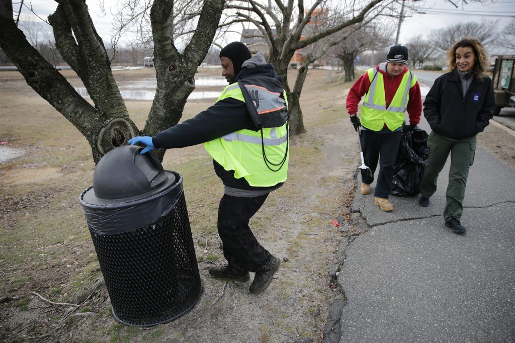 VRQHALYTABFQVBJOOZUOYD7CLI Malcolm Flowers (left) checks a trash can as Cristina