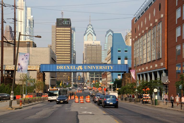 Thousands of people travel between University City and Center City daily. (Emma Lee/WHYY)