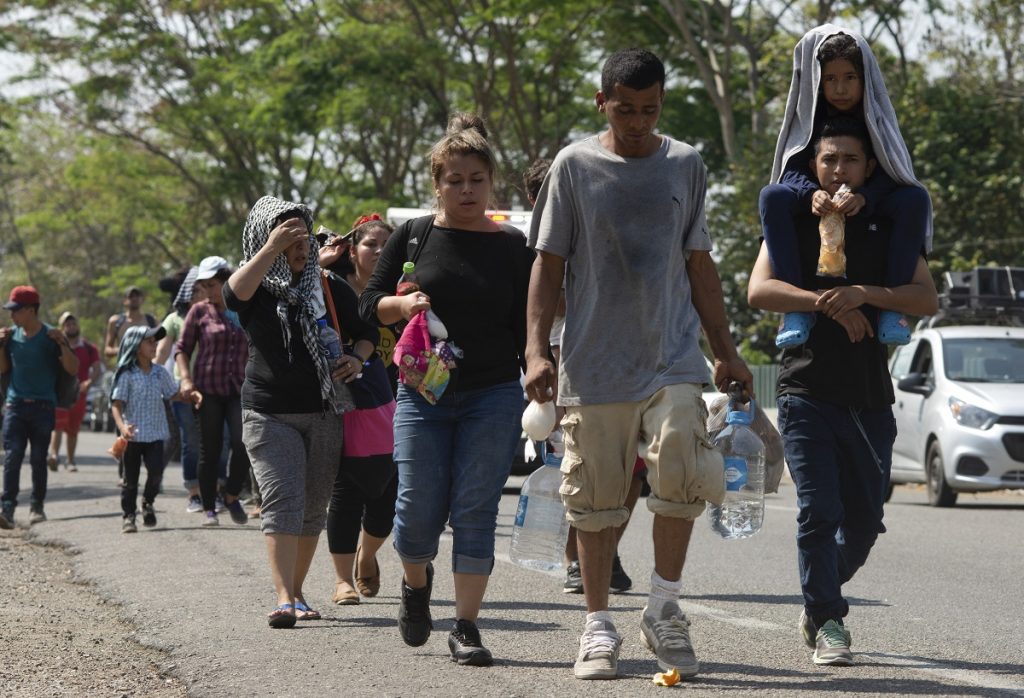 Mexico Migrant Caravan Central American migrants, part of the caravan hoping to reach the U.S. border, move on a road in Tapachula, Chiapas State, Mexico, Thursday, March 28, 2019. A caravan of about 2,500 Central Americans and Cubans is currently making its way through Mexico's southern state of Chiapas. (AP Photo/Isabel Mateos)