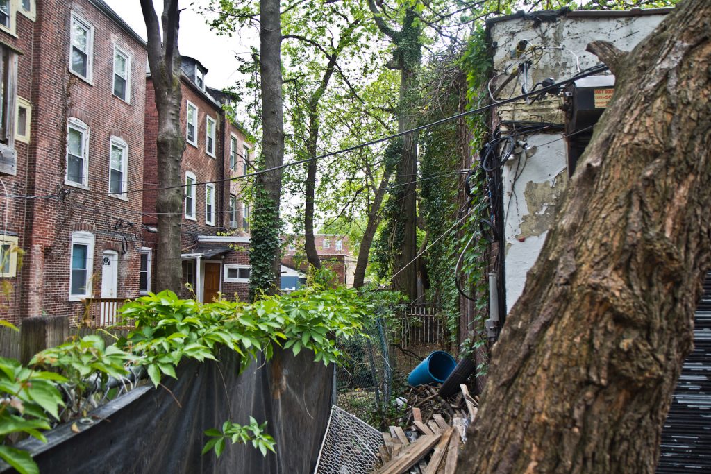 2019 04 30 303 s 51st street-7 A former garage located behind homes on 51st Street is slated for redevelopment into an apartment building. (Kimberly Paynter/WHYY)