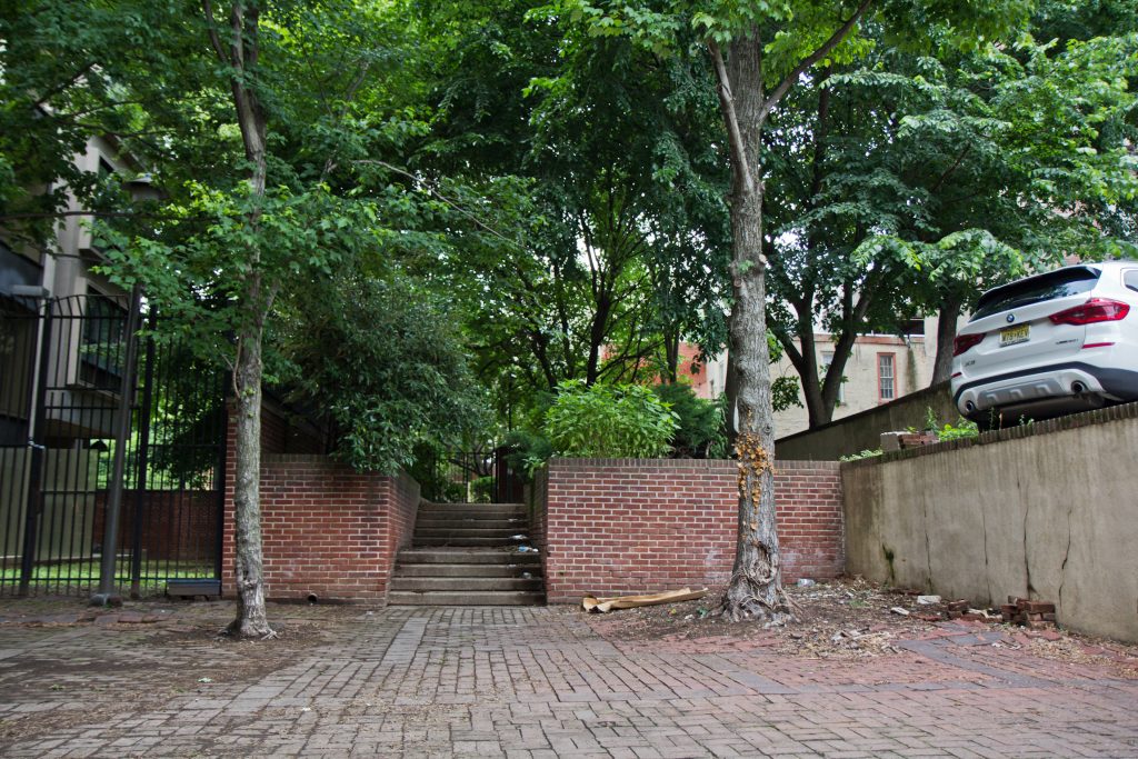 2019 05 30 commerce way old city-3 Neighbors say there’s been a spike in drug use and public sleeping at Old City’s hidden Commerce Street path. (Kimberly Paynter/WHYY)