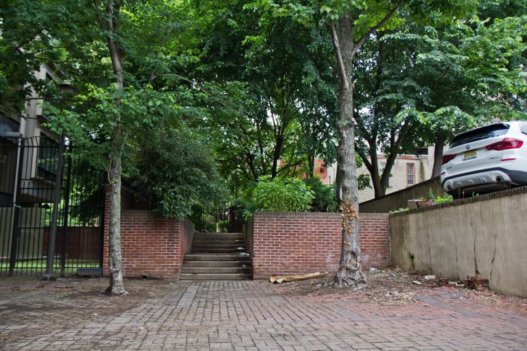 Neighbors say there’s been a spike in drug use and public sleeping at Old City’s hidden Commerce Street path. (Kimberly Paynter/WHYY)