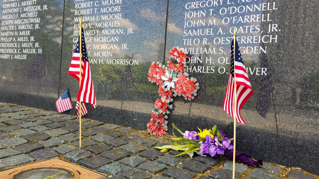 vietnammemorial-flags Vietnam Veterans Memorial (Anna Orso/Billy Penn)