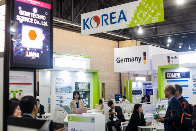 The BIO International Convention drew thousands in the biotech industry from around the globe this week to the Pennsylvania Convention Center. (Brad Larrison for WHYY)