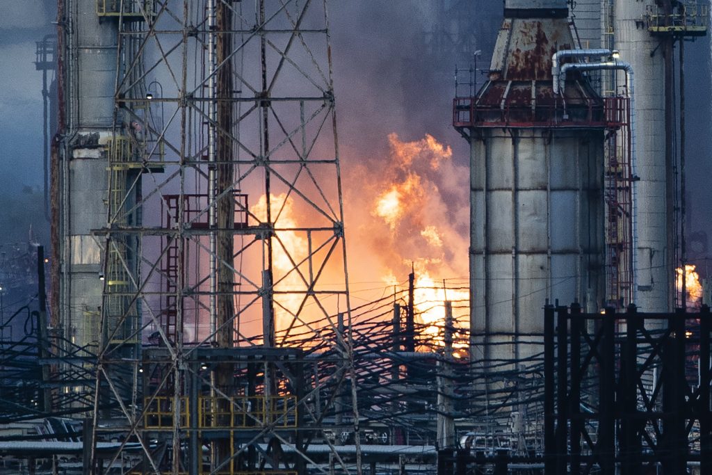 Refinery Fire Flames and smoke emerge from the Philadelphia Energy Solutions Refining Complex in Philadelphia, Friday, June 21, 2019. (Matt Rourke/AP Photo)