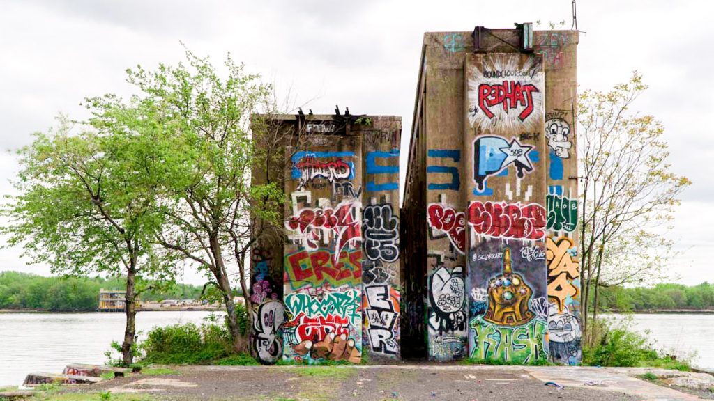 graffitipier Graffiti Pier (Flickr Creative Commons/Novaid Khan)