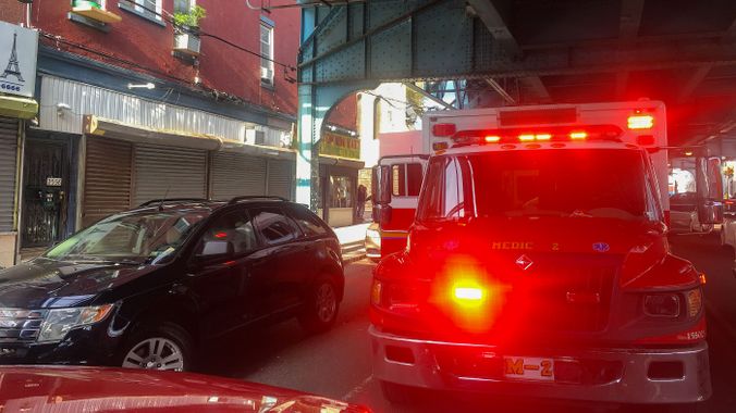 kensington-medic-emergency-ambulence-el (Max Marin/Billy Penn)