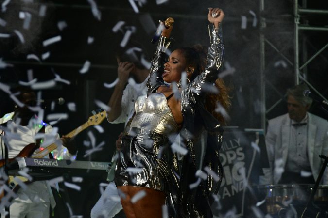 Jennifer Hudson celebrates the nation's birthday with the crowd at the Welcome America festival. (Bastiaan Slabbers for WHYY)