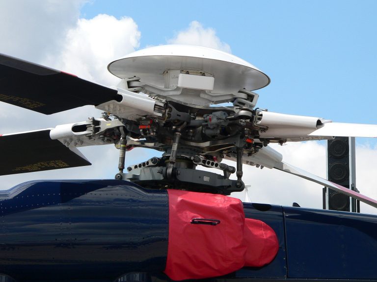 Sikorsky S-92 rotor (David Monniaux [CC BY-SA 3.0 (http://creativecommons.org/licenses/by-sa/3.0/)]