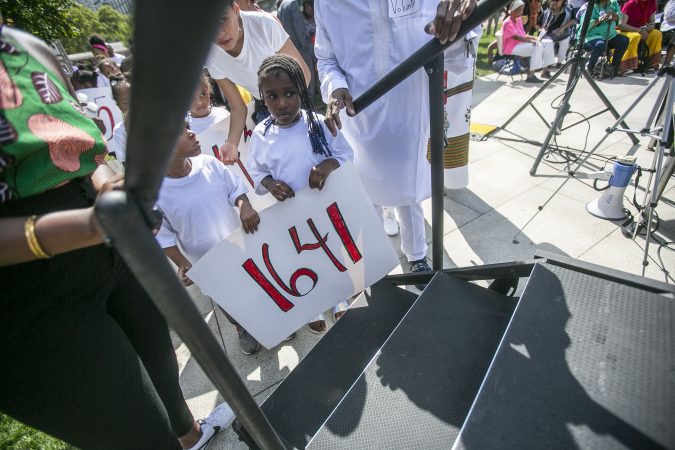 Hundreds gather at the President’s House on Independence Mall to commemorate the 400th anniversary of the first arrival of enslaved Africans. (Miguel Martinez for WHYY)