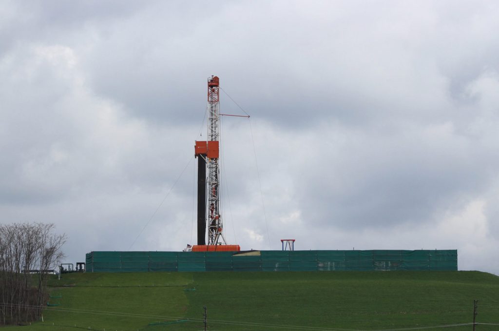 A shale gas drilling rig in Washington, Pa. (Michael Rubinkam/AP Photo)