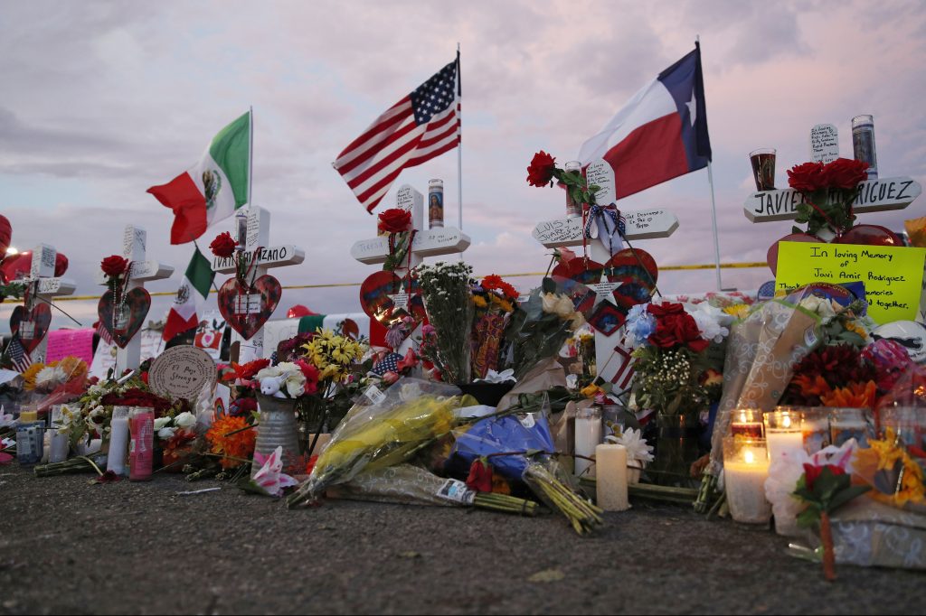 Texas Mall Shooting Banderas y cruces en un monumento improvisado cerca de la escena de un tiroteo masivo en un complejo comercial el martes 6 de agosto de 2019 en El Paso, Texas.(AP Photo/John Locher)