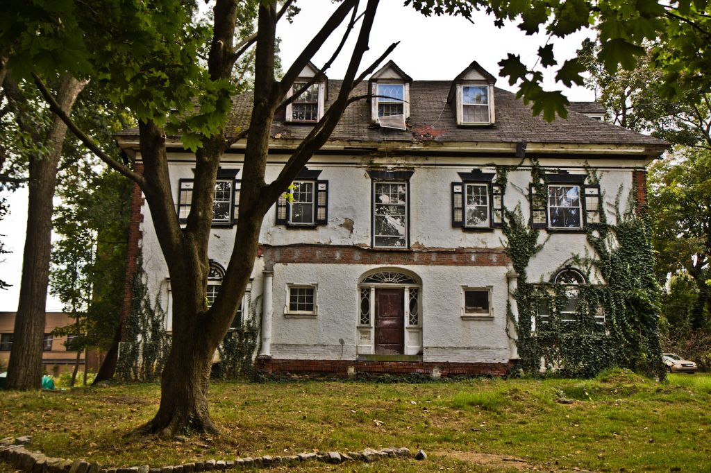 2019 09 24 kpaynter overbrook historic homes-10 A historic home in need of repair on Upland Way in Overbrook. (Kimberly Paynter/WHYY)