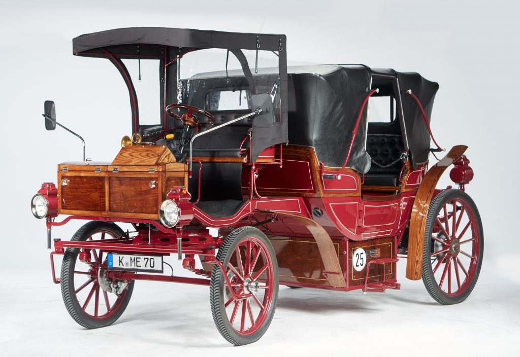 MyEtours_51697 This e-carriage made by ETours replaced horse-driven carriages in German cities. (ETours/ Peter Czwiertnia)