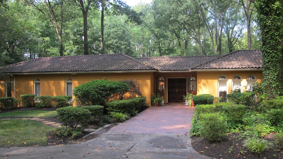 aliauction01 This home at 1121 Winding Drive in Cherry Hill, which belonged to Muhammad Ali in the 1970s, has become an Airbnb rental. (Sarah Glover/NBC)