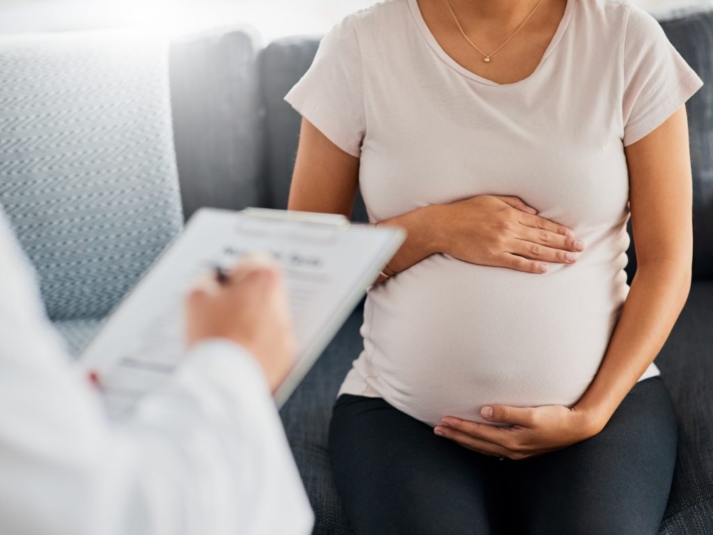 Some insurers using this new payment model offer a single fee to one OB-GYN or medical practice, which then uses part of that money to cover the hospital care involved in labor and delivery. Other insurers opt to cut a separate contract with the hospital. Some insurers using this new payment model offer a single fee to one OB-GYN or medical practice, which then uses part of that money to cover the hospital care involved in labor and delivery. Other insurers opt to cut a separate contract with the hospital. (Adene Sanchez/Getty Images)