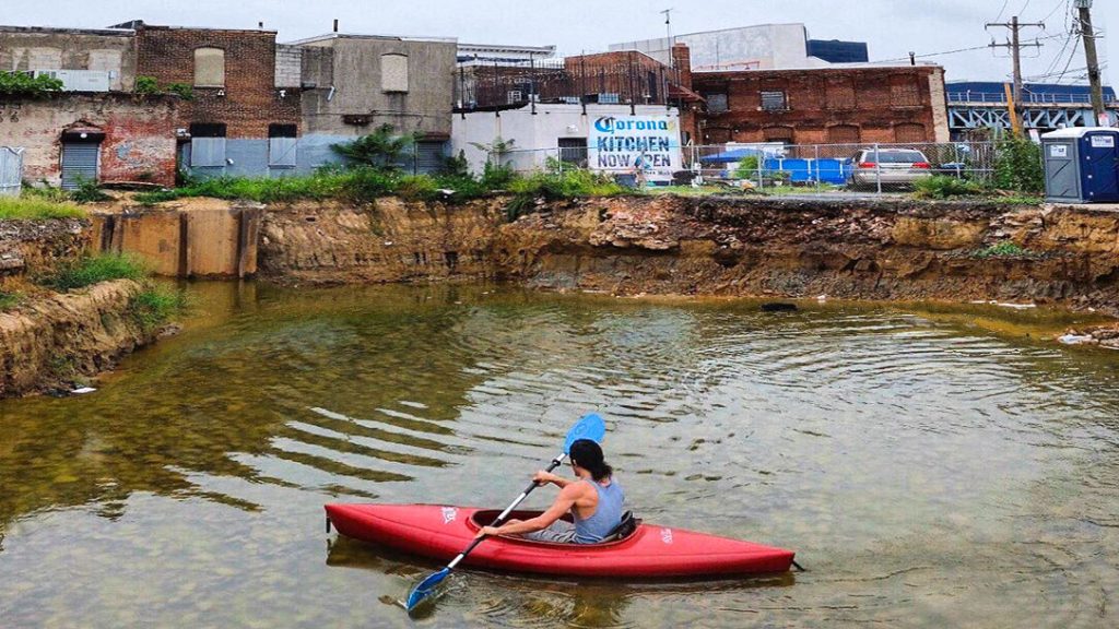 kayak-kensingtonconstruction A construction ditch in Kensington has enough water for kayaking (Instagram/@jordanbaumgarten)