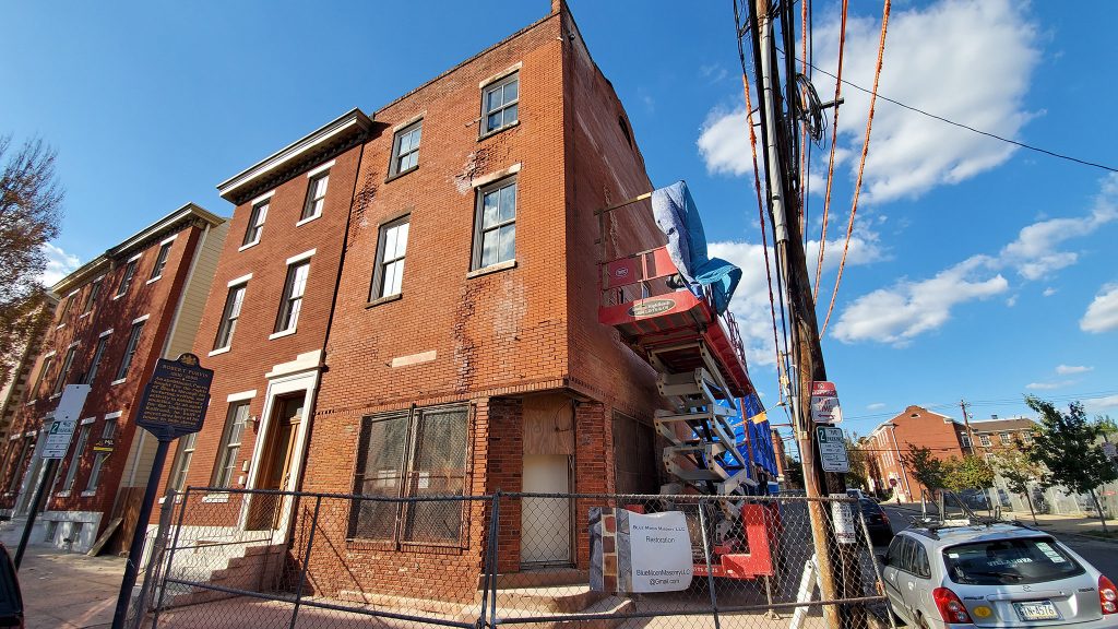 The Robert Purvis house is being repaired at 16th and Mount Vernon. MARK HENNINGER / IMAGIC DIGITAL
