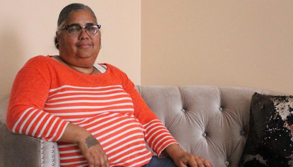 img_1552_1 Ramona Hieye in her living room at her home in North Philadelphia. (Vanessa Dávila/AL DIA News)