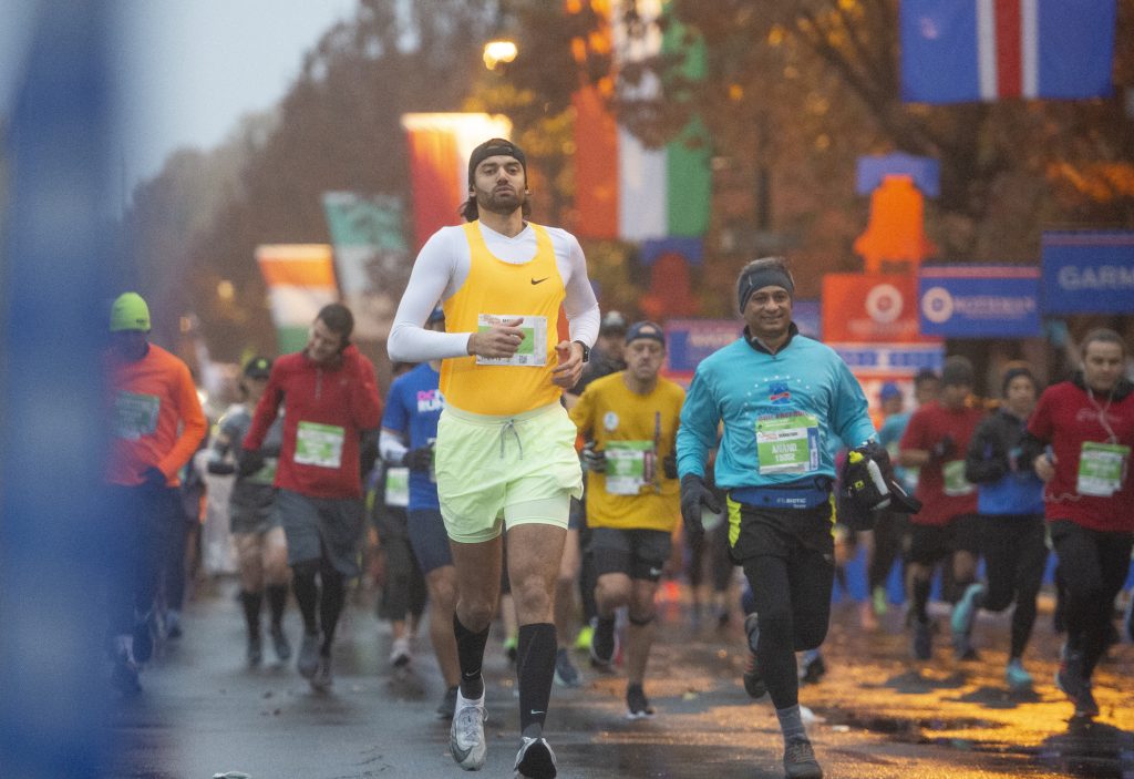 MARATHON 2019 Runners head down the Benjamin Franklin Parkway at the start of the 2019 Philadelphia Marathon, which is coming back this weekend after last year's Covid-19 hiatus.(Jonathan Wilson for WHYY)