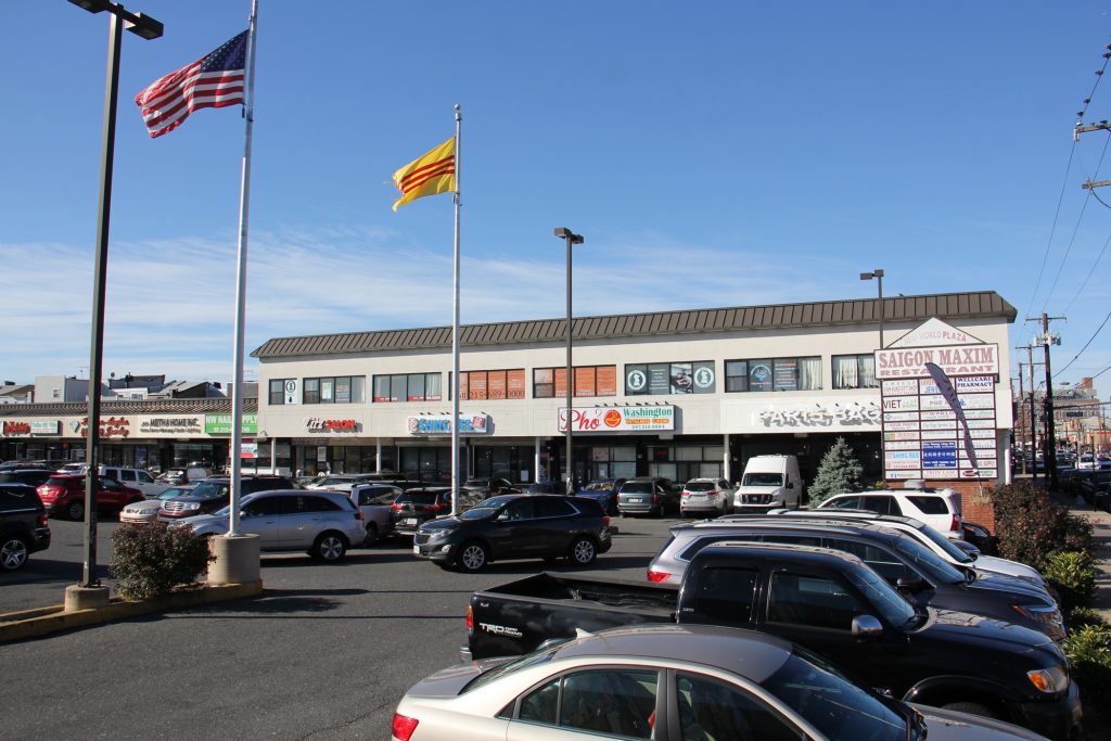 2019 12 03-e lee-south philadelphia-new world plaza New World Plaza at Washington and 6th streets in South Philadelphia (Emma Lee/WHYY)
