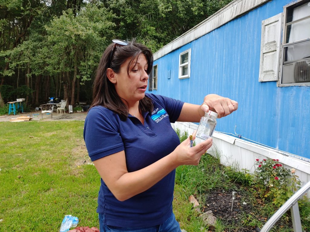 2019 08 26-z read-downstate delaware-tainted well water Consuelo McGowan from SERCAP collects samples for testing at a mobile home in Ellendale, Del. McGowan works for a non-profit that provides kits for testing well water. (Zoe Read/WHYY)